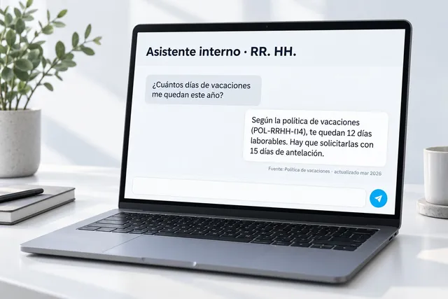 Portátil con el chat del asistente interno de RR. HH.: una empleada pregunta cuántos días de vacaciones le quedan y el asistente responde citando la política interna.