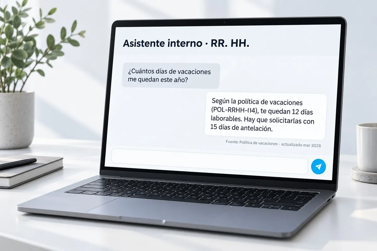Portátil con el chat del asistente interno de RR. HH.: una empleada pregunta cuántos días de vacaciones le quedan y el asistente responde citando la política interna.